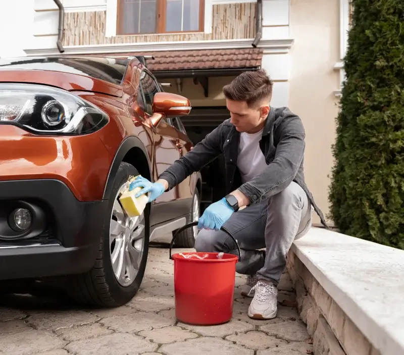 Lavage auto à domicile Saint-Paul-du-Vernay : professionnel intervenant sur un véhicule
